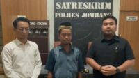Foto: Jiman, pelaku pembuangan limbah di Sungai Brantas (tengah) di dampingi Kasatreskrim polres Jombang AKP Dimas Robin (kanan). /Karimatul Maslahah/