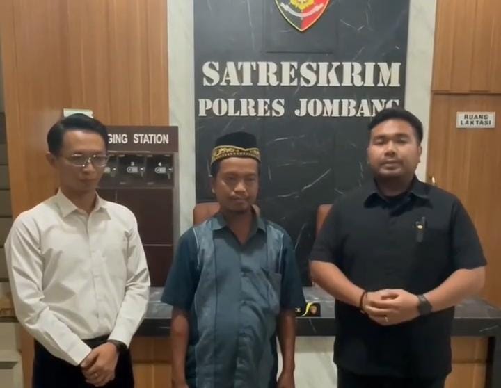 Foto: Jiman, pelaku pembuangan limbah di Sungai Brantas (tengah) di dampingi Kasatreskrim polres Jombang AKP Dimas Robin (kanan). /Karimatul Maslahah/