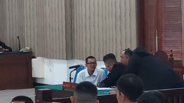 Ahmad Faiz Yusuf (berbaju putih) bersama kuasa hukum (Istimewa)