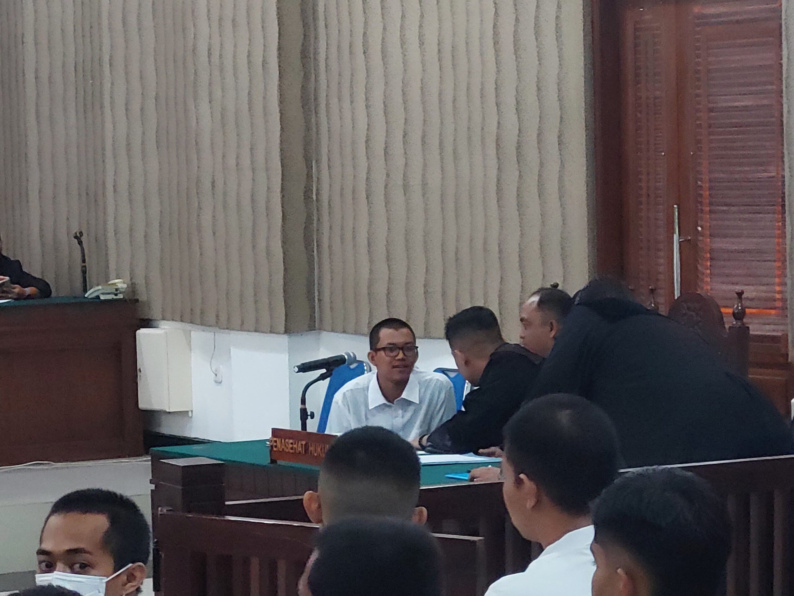 Ahmad Faiz Yusuf (berbaju putih) bersama kuasa hukum (Istimewa)