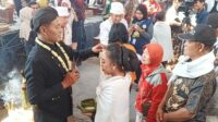 foto: Peserta ruwatan dari berbagai wilayah di Kediri antre mengikuti prosesi potong rambut dan siraman (Darman) foto: Peserta ruwatan dari berbagai wilayah di Kediri antre mengikuti prosesi potong rambut dan siraman (Darman)