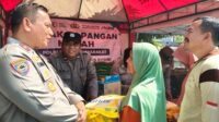 foto: warga antre membeli sembako di Mapolsek Ngasem Dalam Program Gerakan Pangan Murah (Darman) foto: warga antre membeli sembako di Mapolsek Ngasem Dalam Program Gerakan Pangan Murah (Darman)