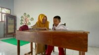 Foto : Guru kelas l saat mengajar siswa baru di ruang kelas SDN Mojongapit 3 Jombang./Karimatul Maslahah/ Foto : Guru kelas l saat mengajar siswa baru di ruang kelas SDN Mojongapit 3 Jombang./Karimatul Maslahah/