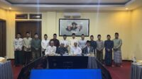 Empat orang pengurus PBNU bersama dengan sejumlah pengasuh Ponpes Lirboyo (Dok. Ponpes Lirboyo) Empat orang pengurus PBNU bersama dengan sejumlah pengasuh Ponpes Lirboyo (Dok. Ponpes Lirboyo)