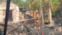 Rumah milik warga Kediri ludes terbakar (Damkar Pemkab Kediri) Rumah milik warga Kediri ludes terbakar (Damkar Pemkab Kediri)