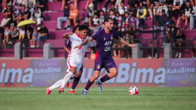 Pemain asing Persik Kediri Telmo Casteneira saat bertanding bersama Persik Kediri (Dok. Persik Kediri)
