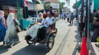 Waras mengangkut penumpang dengan becak listriknya (Ubaidhillah/Metaranews.co) Waras mengangkut penumpang dengan becak listriknya (Ubaidhillah/Metaranews.co)