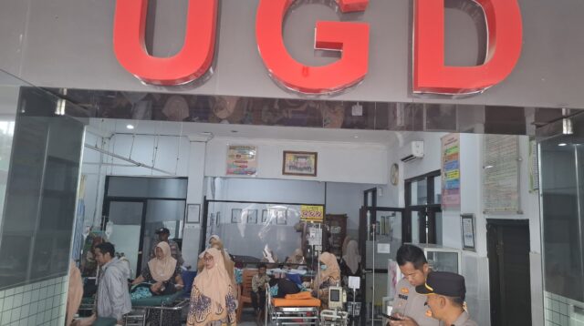 Foto : Puluhan siswa SMPN Kabuh Jombang saat berada di puskesmas Kabuh, Jombang./Karimatul Maslahah/