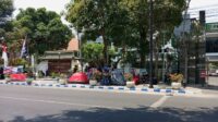 Foto : Tenda milik massa FRMJ di dirikan di depan kantor Pemkab Jombang./Karimatul Maslahah/